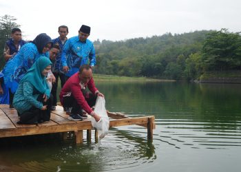 Bersama Forkopimda Bantaeng, Pj. Gubernur Sulsel Sebar 10.000 Benih Ikan Nila