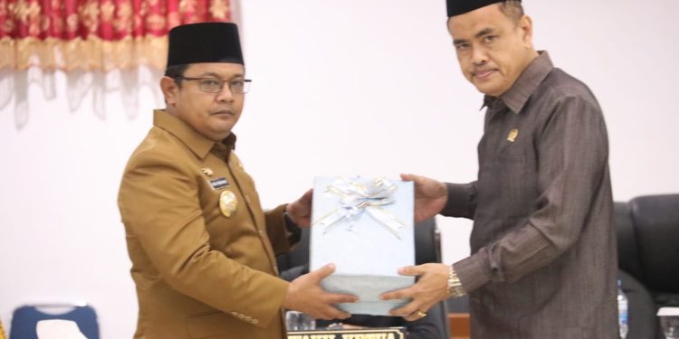 Pemkab Bantaeng Serahkan Ranperda Pertanggungjawaban APBD 2023
