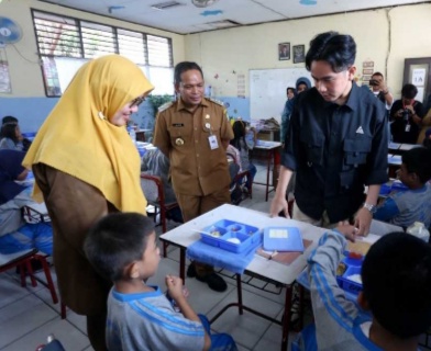 Gibran Rakabuming Raka Didampingi Pj Walikota, Dr. Nurdin, Uji Coba Program Makan Gratis Di SDN 4 Kota Tangerang