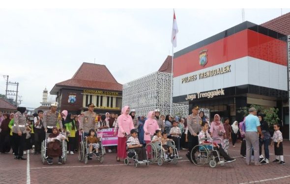Kapolres Trenggalek Ajak Siswa SLB Kemala Bhayangkari Walking Tour Implementasi Polsanak.