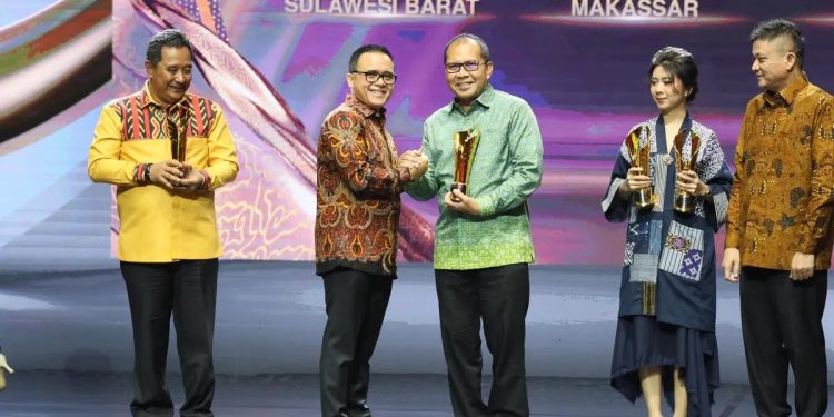 Wujudkan Makassar Low Carbon City, Danny Pomanto Terima Penghargaan Pemimpin Daerah Award 2024