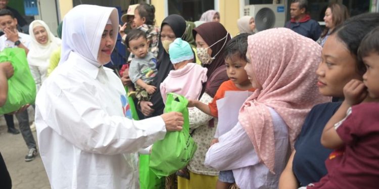 Ketua TP PKK Kota Makassar Serahkan Bantuan Stunting di Panakkukang