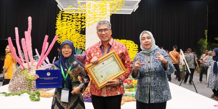 Pemkot Cimahi Raih Piagam Apresiasi Pembinaan Proklim Dan Trophy Proklim Utama 2024 Untuk RW 3 Utama Dari KLHK RI
