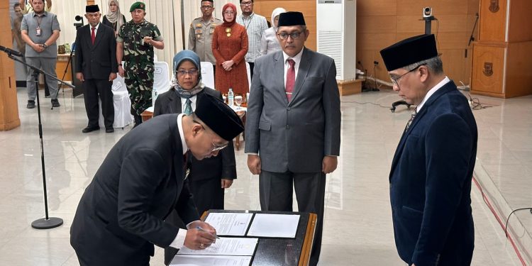 Pj. Wali Kota Cimahi Lantik Budi Raharja Menjadi Pj. Sekda Kota Cimahi