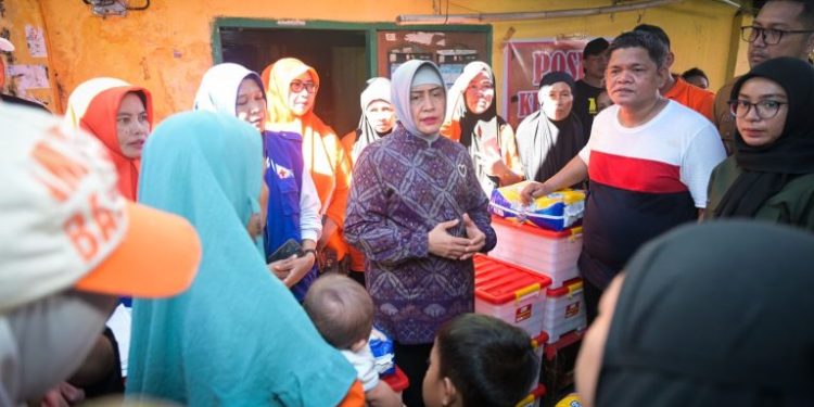 Indira Yusuf Ismail Salurkan Bantuan Kepada Korban Kebakaran di Maccini Gusung