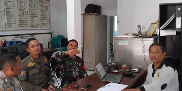 SINEGRITAS TNI-POLRI WILAYAH HUKUM POLSEK NANGGUNG SILAHTURAHMI DAN AJAK PERANGKAT DESA NANGGUNG TOMAS UNTUK JAGA HARKAMTIBMAS DESA BINAAN DALAM MENEKAN ANGKA KRIMINALITAS DAN AKSI TAWURAN PELAJAR
