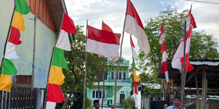 Sambut Hari Kemerdekaan, Warga LDII Kaimana Kibarkan Bendera Merah Putih dan Umbul-umbul secara Serentak