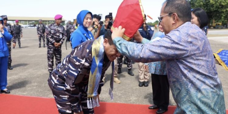 Kunker di Makassar, Danny Pomanto dan Indira Yusuf Ismail Jemput KSAL Laksamana TNI Muhammad Ali di Bandara Lanud Sultan