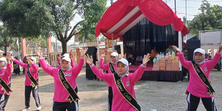 Sambut Hari Jadi Kabupaten Bekasi Ke-74, Kecamatan Cibarusah Gelar Gerak Jalan Masal