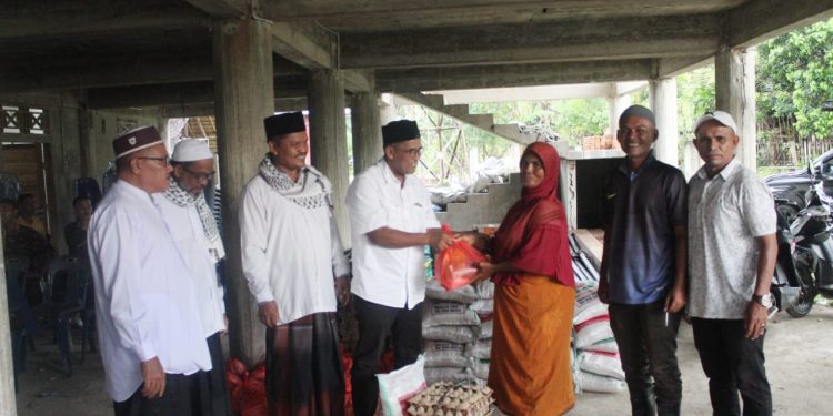 Sulaiman Tole-Abdul Hamid Santuni Ratusan Korban Angin Kencang di Aceh Timur