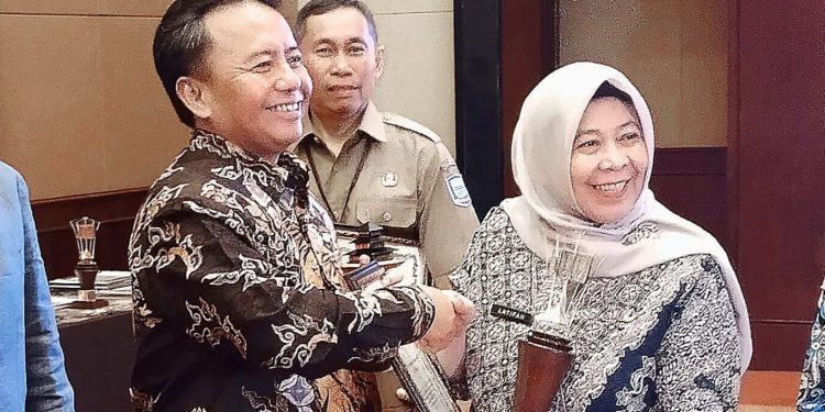 Disdukcapil Kota Cimahi Raih Dua Penghargaan di Ajang Adminduk Prima Provinsi Jawa Barat 2024