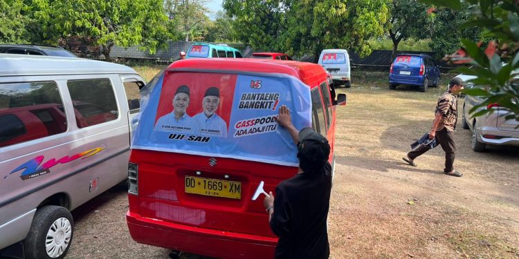 Tanpa Bayaran, Puluhan Mobil Angkutan Umum Bantaeng Pasang Stiker UJI-SAH