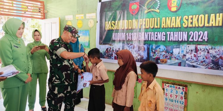 Kodim 1410 Bantaeng Laksanakan Kegiatan Hasanuddin Peduli Anak Sekolah, Bagikan Makanan Bergizi dan Seragam Sekolah