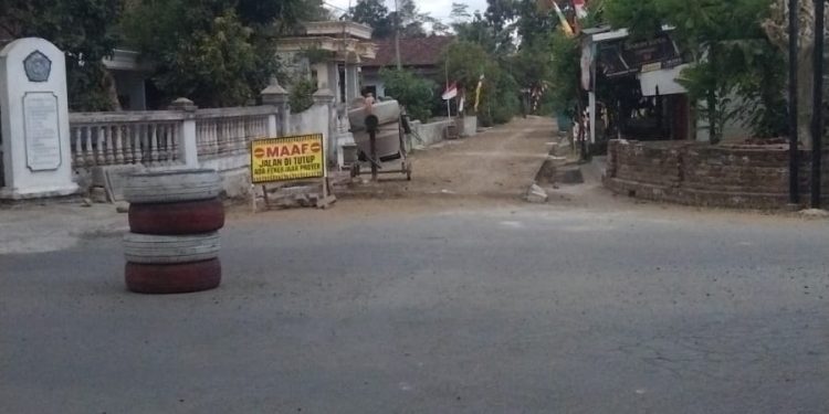 Petugas Gabungan Polres Trenggalek Sigap Lakukan Pemadaman Hutan Durenan.