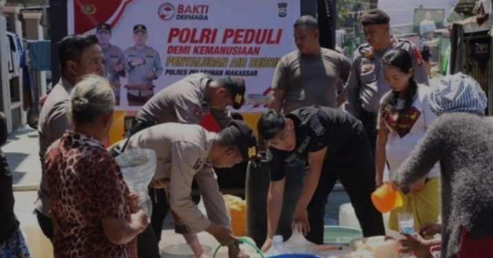 Polres Pelabuhan Makassar Peduli Kemanusian Menyalurkan Air Bersih Kemasyarakat