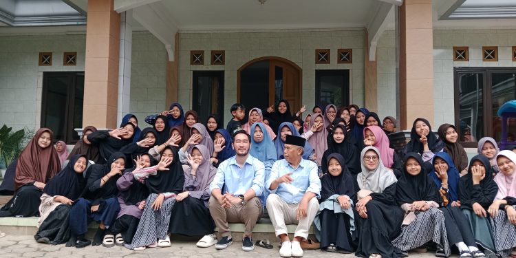 Pasangan “Berjamaah” Disambut Antusias di Ponpes Ar Rahman, Pimpinan KH. Asep Munawar Doakan Kemenangan