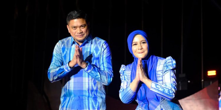 Bersama Keluarga Besar,Bupati Gowa dan Istri Meriahkan Fashion Show Hari Jadi Sulsel Ke-355 Tahun