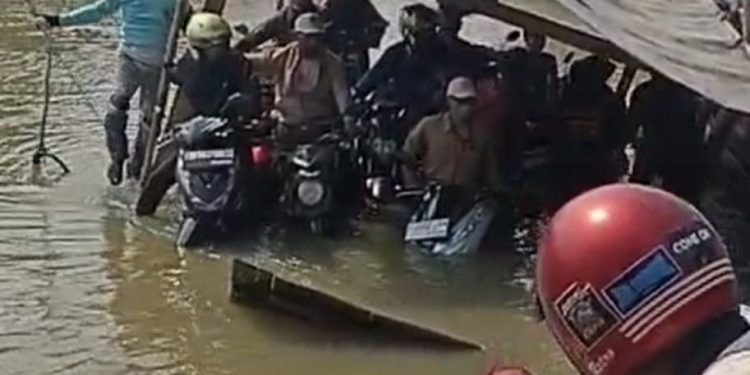 Penyebrangan Eretan Perahu Di Desa Kosambi Batu Tenggelam, Akibat kelebihan Beban Muatan