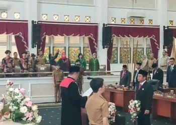 Pelantikan Entis Sutisna dari Partai Demokrasi Indonesia Perjuangan (PDIP) sebagai Wakil Ketua DPRD Purwakarta