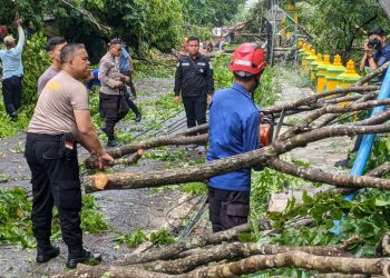 Polres Muara Enim Ambil Langkah Cepat: Menanggulangi Kerusakan Akibat Badai