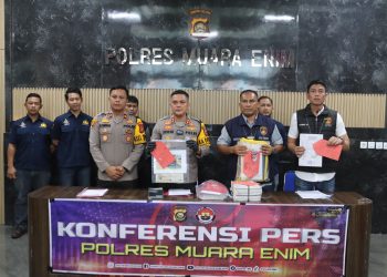 Konferensi Pers Polres Muara Enim: Penggelapan Dana Desa Tanjung Medang Terbongkar