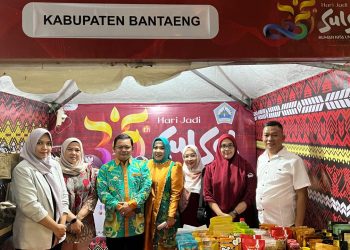 Kenakan Batik Pajonga, Pj Bupati Beserta Pj Ketua Dekranasda Bantaeng Ikuti Gelaran Fashion Show HUT Sulsel ke-355