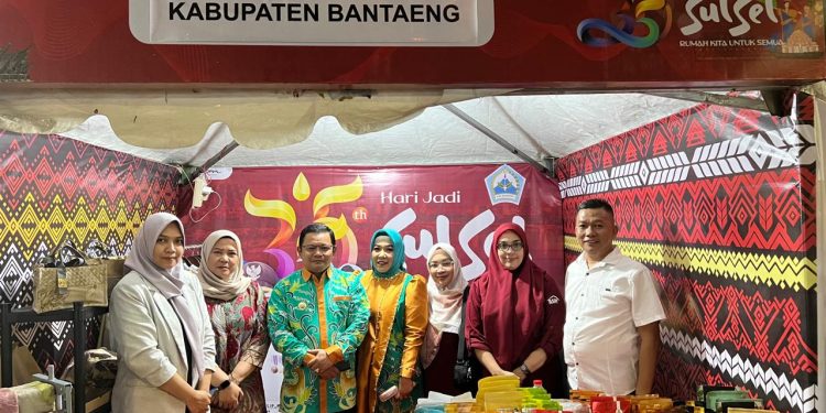 Kenakan Batik Pajonga, Pj Bupati Beserta Pj Ketua Dekranasda Bantaeng Ikuti Gelaran Fashion Show HUT Sulsel ke-355