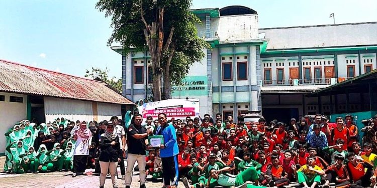 Senkom dan BPBD Karanganyar Gelar Simulasi Bencana di SMP Al Amaanah Matesih