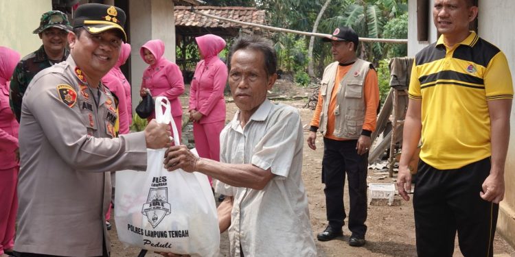 Angin Puting Beliung Terjang Puluhan Rumah Warga, Kapolres Lampung Tengah Beri Bantuan
