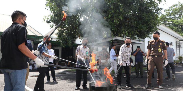 Giat Rutin Kejari Bantaeng, Barang Bukti 34 Tindak Pidana Berkekuatan Hukum Tetap Dimusnahkan