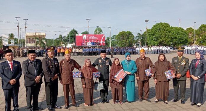 Pj Bupati Empat Lawang Serahkan Cindera Mata Kepada Para Veteran