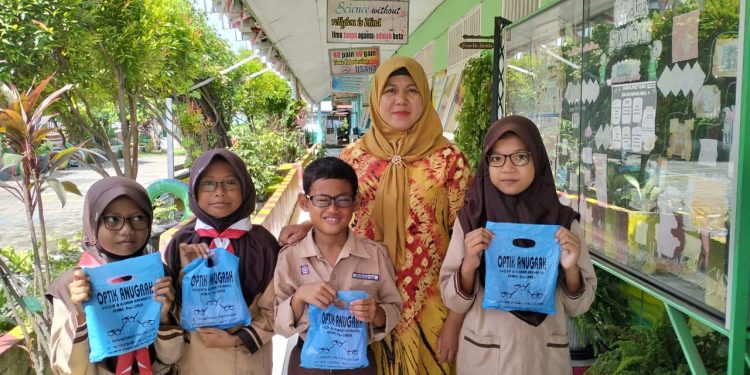 Eyes Clinic Goes to School, Bukit Asam Beri Bantuan Kacamata untuk 25 Pelajar SD