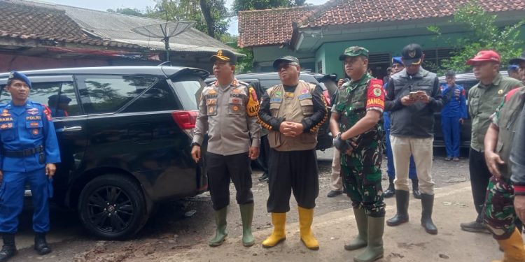 Turunkan 4 Alat Berat,Bersihkan Jalan Tertimbun Longsor