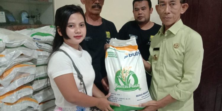 Pemdes Jayanti salurkan 10 Kg Beras ke 303 KPM