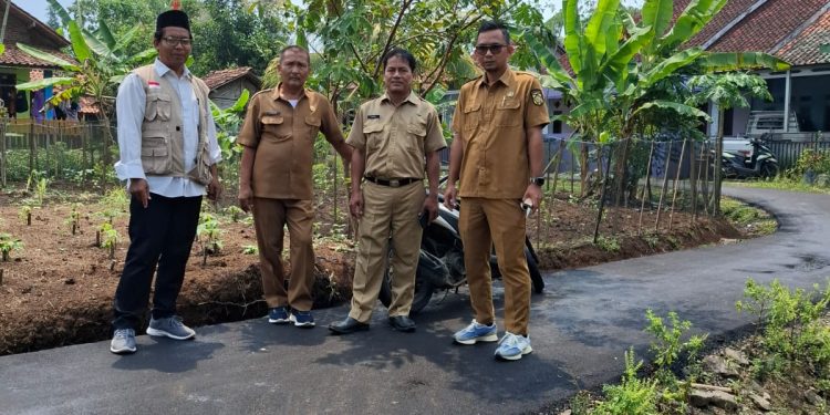 Masyarakat Desa singa Bangsa Sangat Senang Atas Pembangunan Jalan Lingkungan Betonisasi serta jalan Paving blok.