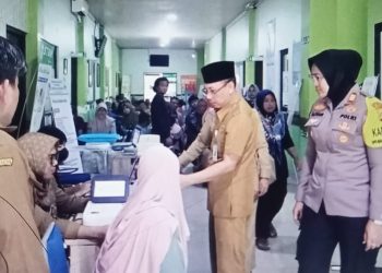 Puskesmas Kedungwaringin Dan Kapolsek Membantu Warga GCC Yang Menderita Strok
