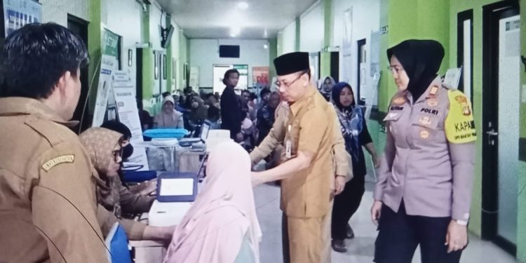 Puskesmas Kedungwaringin Dan Kapolsek Membantu Warga GCC Yang Menderita Strok