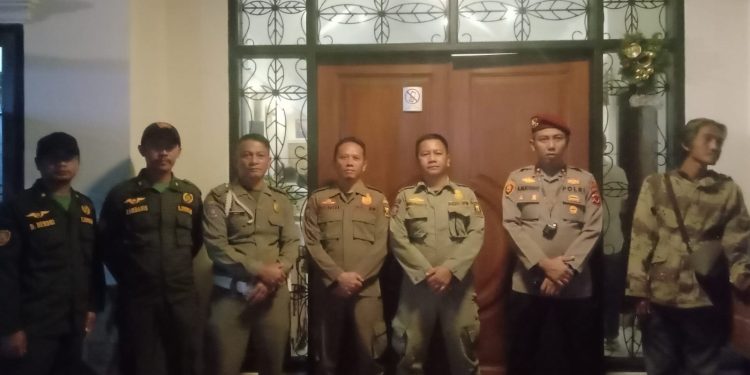 Camat Palabuhanratu Kabupaten Sukabumi serta Unsur Forkopimcam Pemerintah Pantau pengamanan Malam Natal 2024 Di Gereja Palabuhanratu