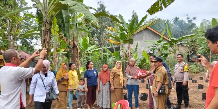 Bhabinkamtibmas Polsek Tanjung Agung Hadiri Pembagian Bibit Tanaman dan Ikan Lele di Desa Muara Meo