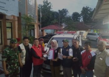 Wujud Nyata Kepedulian DR.Ribka Tjiptaning Terhadap Bencana Sukabumi, Serahkan 1 Unit Ambulance Pada Puskesmas Plabuhan Ratu.