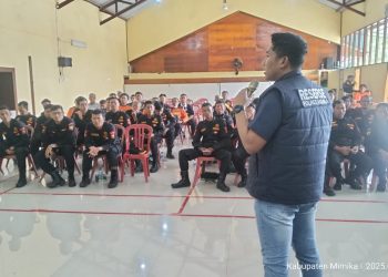 Kasat Reskrim Berikan Materi TPTKP Kepada Anggota Senkom Mimika