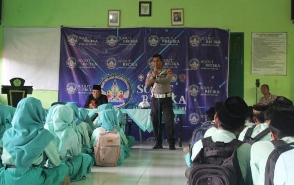 Polres Trenggalek Beri Edukasi Kelalulintasan Kepada Ratusan Siswa Melalui Program Police Goes to School.
