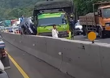 Akibat Pecah Ban, Truk Menabrak Avanza Hingga Terhimpit ke Arah Pembatas Jalan KM 80 Tol Cipularang.