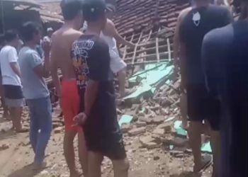 Ketua DPC.PJBN Bersama Warga Setempat Bersikahkan Puing Bagunan Rumah Yang Roboh.milik ibu malikah kampung Lebak sikil kota serang