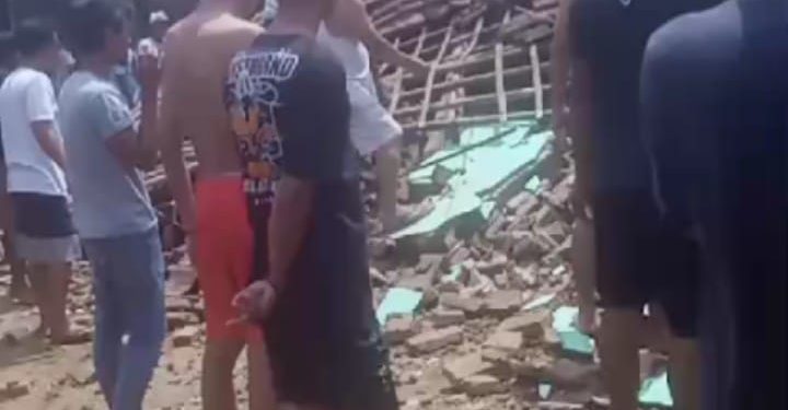 Ketua DPC.PJBN Bersama Warga Setempat Bersikahkan Puing Bagunan Rumah Yang Roboh.milik ibu malikah kampung Lebak sikil kota serang