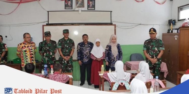 Tinjau Progran Makan Bergizi Gratis, Panglima TNI, Didampingi PJ Wali Kota Cimahi, Di SD Negeri Pasirkaliki Mandiri 2
