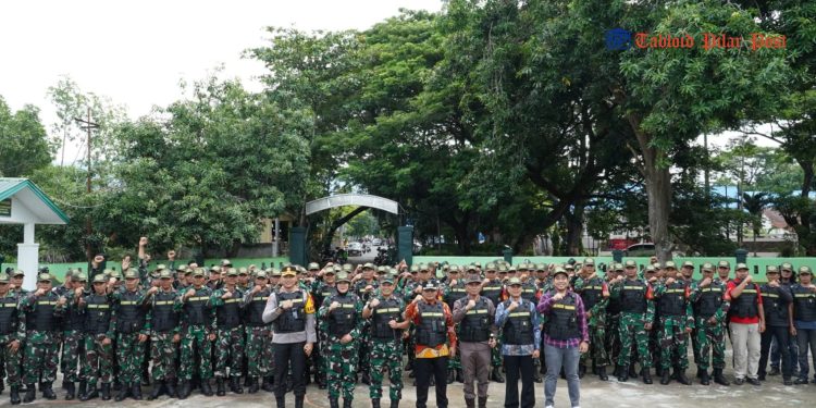 Secara Simbolis, Pj. Bupati Bantaeng Serahkan Rompi dan Topi Kepada Personil Kodim 1410 Bantaeng