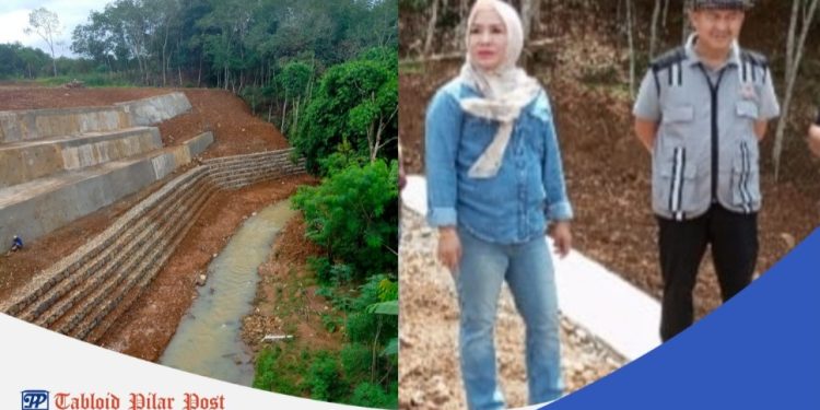 Ketua DPRD Lubuklinggau Yulian Efendi bersama anggota Komisi III Winasta Ayu Duri sidak proyek talud