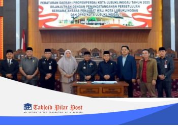 Ketua DPRD LubuklinggauPimpin Rapat 15 Raperda Masuk Propemperda 2025