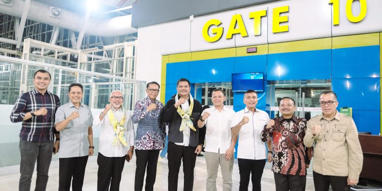 Tiba di Makassar, Bupati Bantaeng Uji Nurdin Dapat Pengalungan Kain Sutra Pimpinan Forkopimda